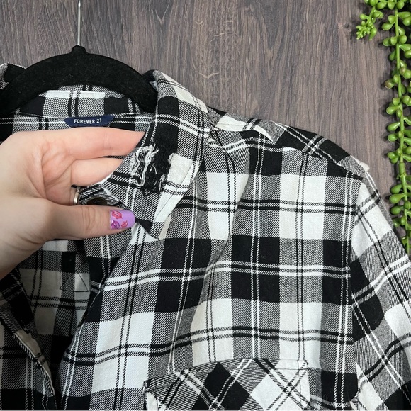 §🌼3/$30🌼Forever 21 Plaid Button Down Distressed Flannel Size Medium - Picture 7 of 16